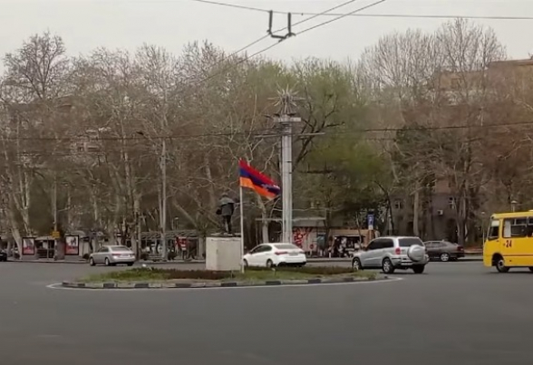 На площади Франции развевается установленный оппозицией флаг Арцаха (видео)